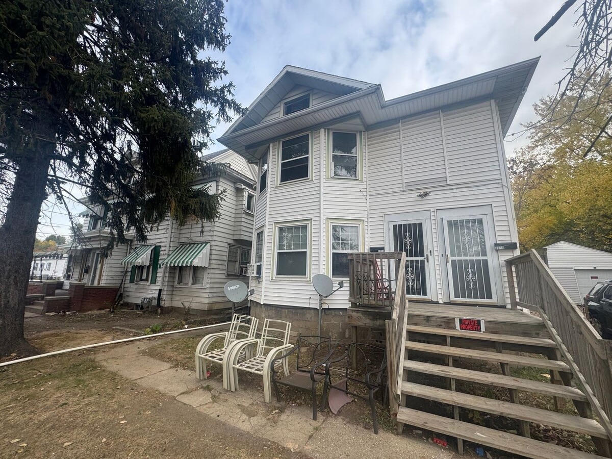 2210-2212 N Knoxville Ave - 2210-2212 N Knoxville Ave Unidad 2212 N Knoxville Ave