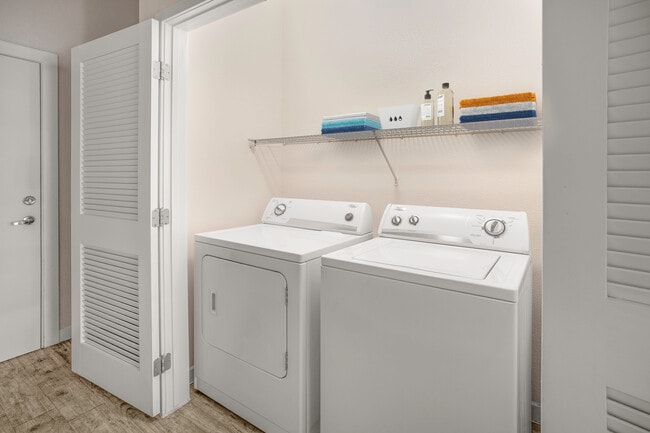 Simplifica tu rutina con una lavadora y secadora en tu hogar.