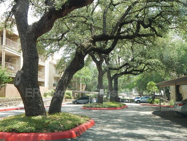 Building Photo - 4119 Castlewood Unit 304 F