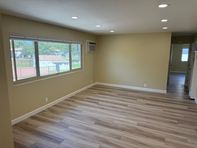 Building Photo - 1048 Mohr Ln Unit D Rental