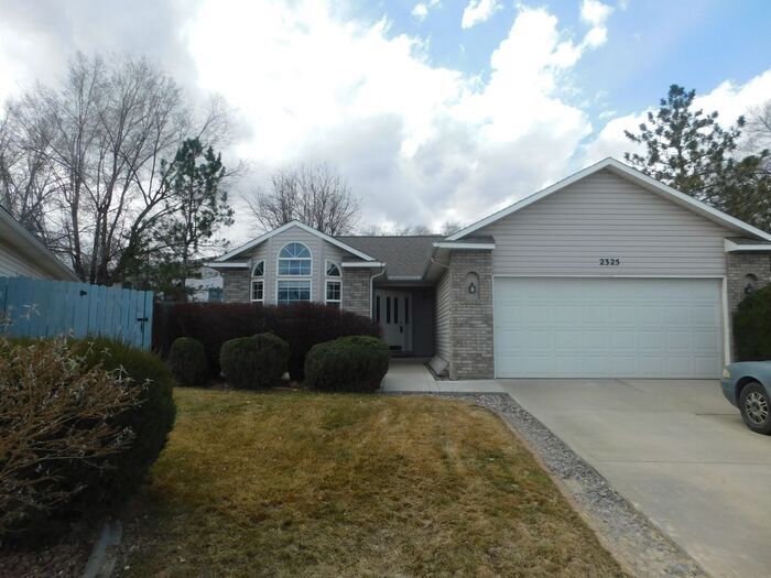 3 bedroom home with fenced yard and garage... - 3 bedroom home with fenced yard and garage...