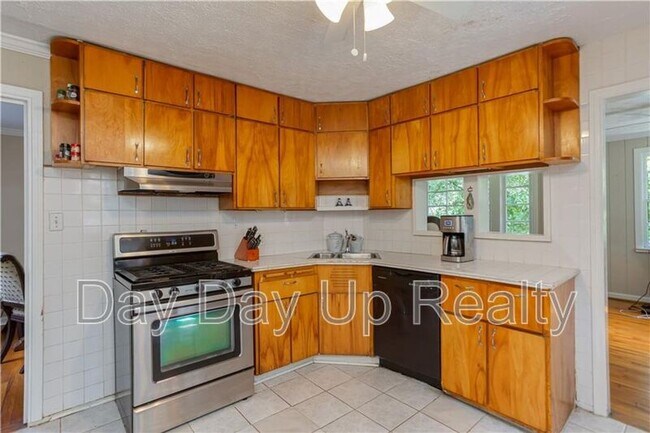 Photo - 2008 Shalimar Dr NE