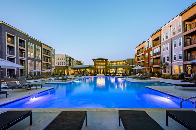 Piscina estilo resort con plataforma para broncearse y solárium - Bexley Sugarloaf