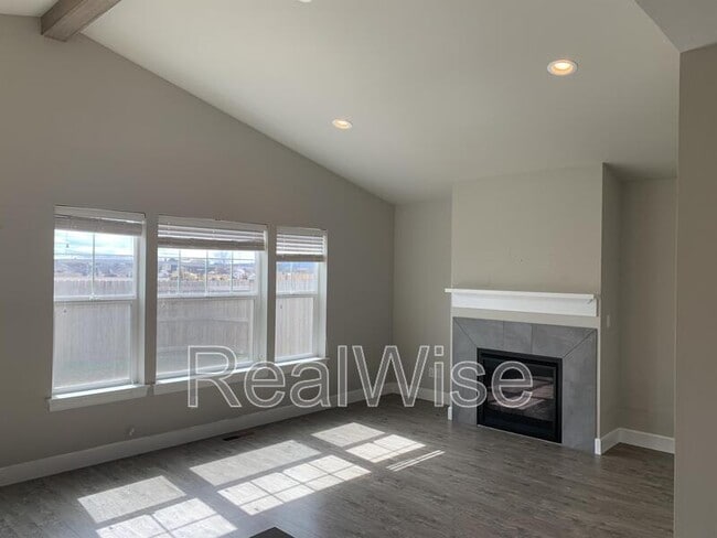 Photo - 474 NE Oak Ave