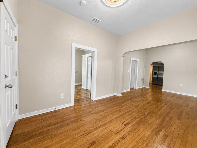 Photo - 2124 W Chestnut St