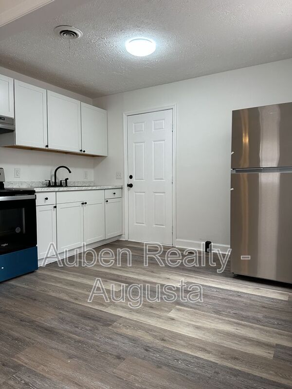 Photo - 469 Monetta St S E