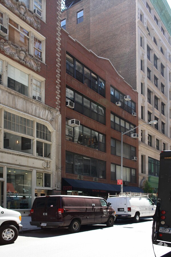 Photo - 11-13 W 18th St