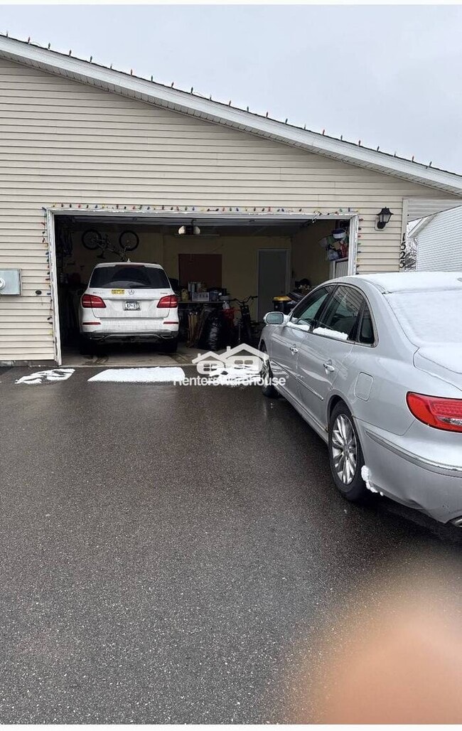 Building Photo - Available May 1st 4 Bedroom 2 Bath Townhouse in Shakopee