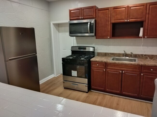 Photo - 102 N Edgewood St House