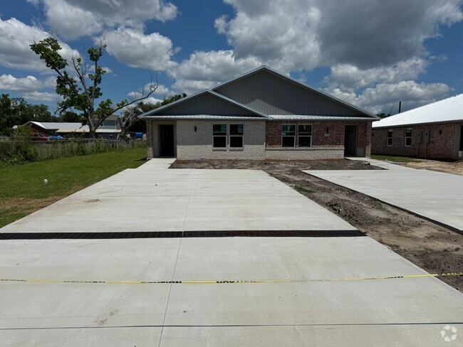 Building Photo - NEWLY CONSTRUCTED - Single-Family House fo...