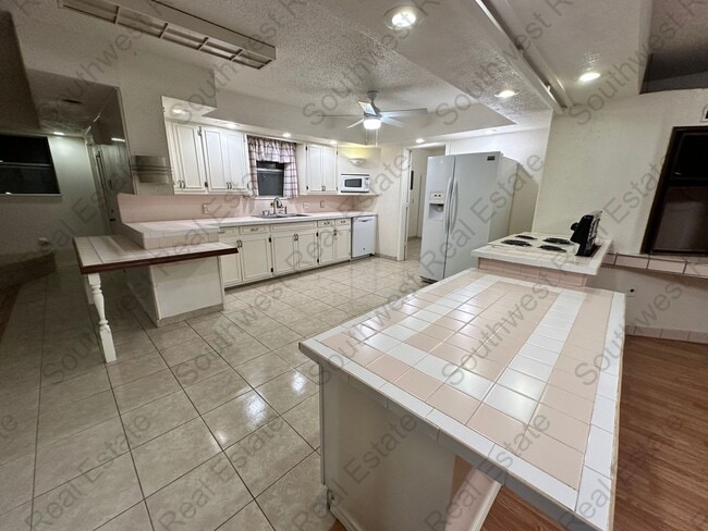 Photo - Spacious 3 bedroom, 2 bathroom Home. PET FRIENDLY!