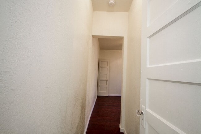 Building Photo - 924 St James St Unit 1