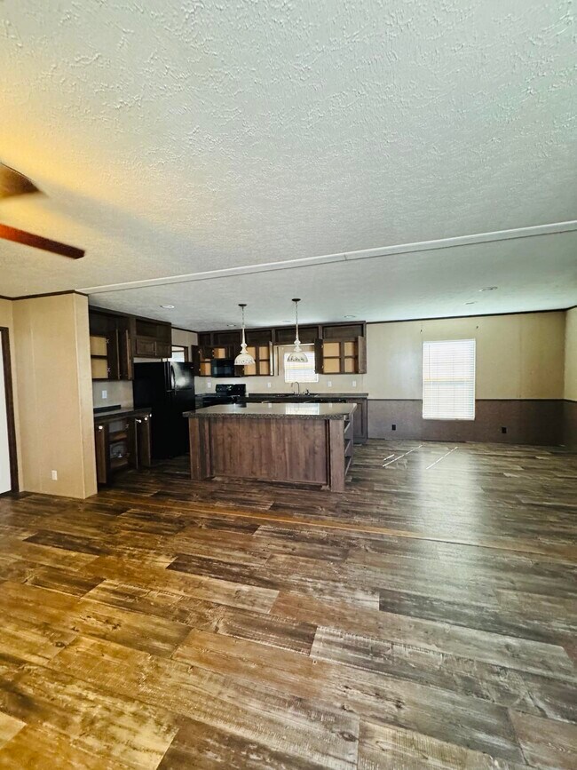 Kitchen island - 7151 Woodlake Pky