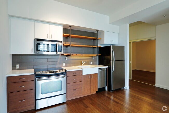 2BR, 1BA - 690 SF