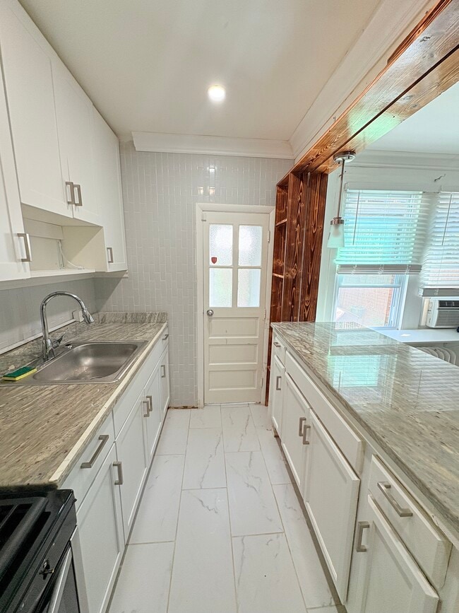 Photo - 423 Naomi St