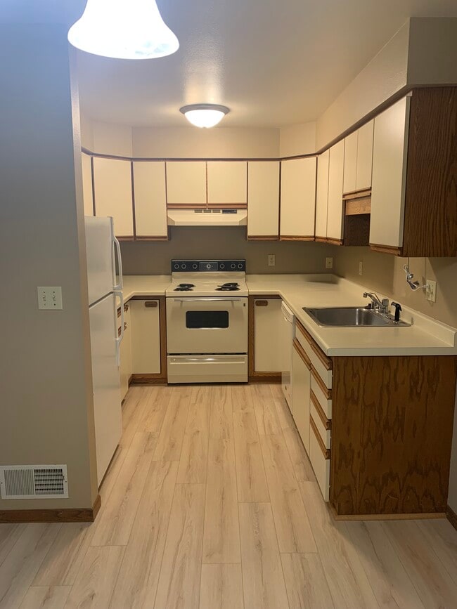 Kitchen - 307 River St