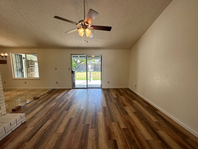 Photo - 1135 Amberwood Ln