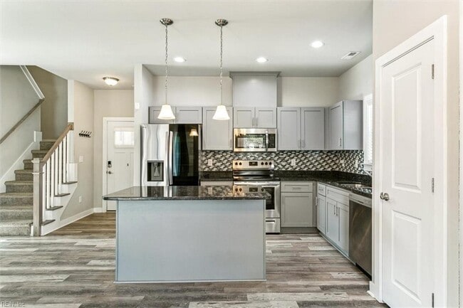 Photo - 707 Goosley Rd House
