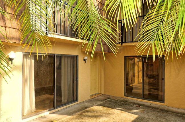 Building Photo - This 2/2.5 spacious townhouse could be you...