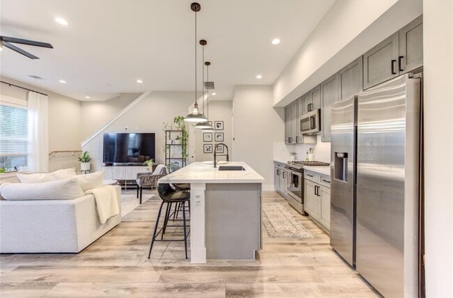 Photo - 704 Pinemont Dr