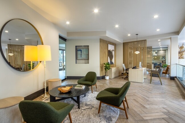 Building Photo - Accent