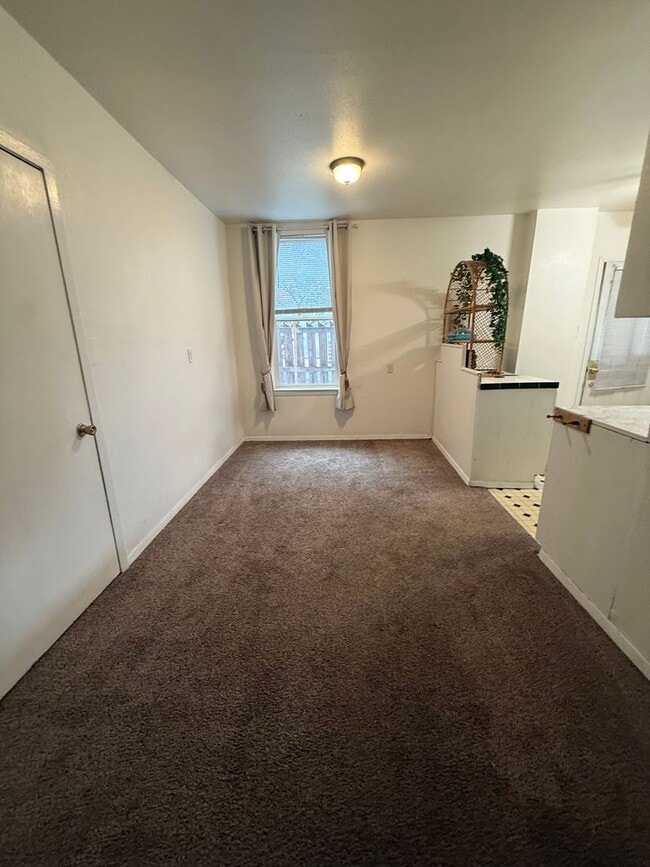 Building Photo - 402 W Mercury St Unit 402 1/2 Basement