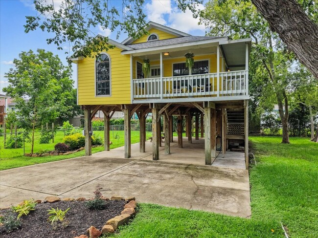 310 Lakeside Dr