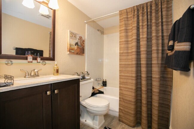 Photo - 2035 Philippe Pkwy Unidad 1