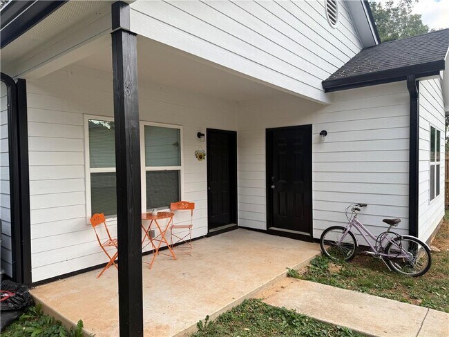 Photo - 650 Holderness St SW