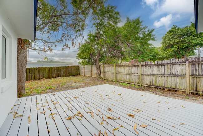 Photo - 840 Bradley St