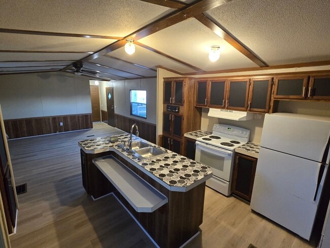 Building Photo - 3 bedroom, 2 bath Mobile Home in Yorktowne