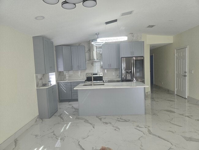 Photo - 716 Truman St