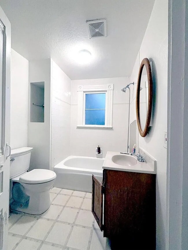 Photo - 708 York St