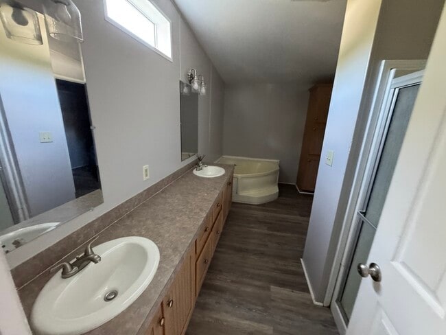 Photo - 237 Temple Cir W