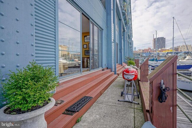 Photo - 3 N Christopher Columbus Blvd Unidad 111