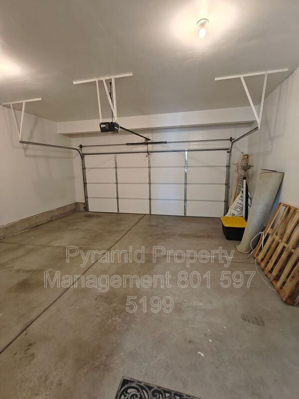 Photo - 103 E Brushy Canyon St