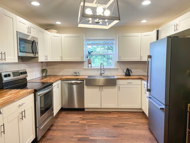 Photo - 104 W Farmer St