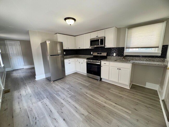 Building Photo - 132 S Queen St Unit 2 Rental