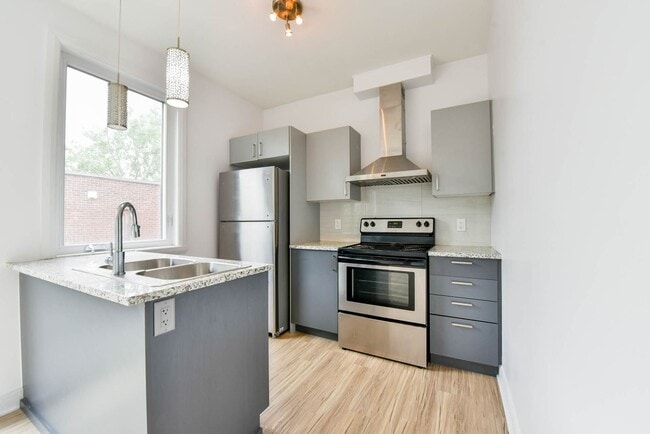 Building Photo - 6600 Av. de Darlington Unit 205