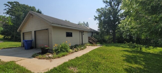 Building Photo - Fully Furnished 3 Bedroom House