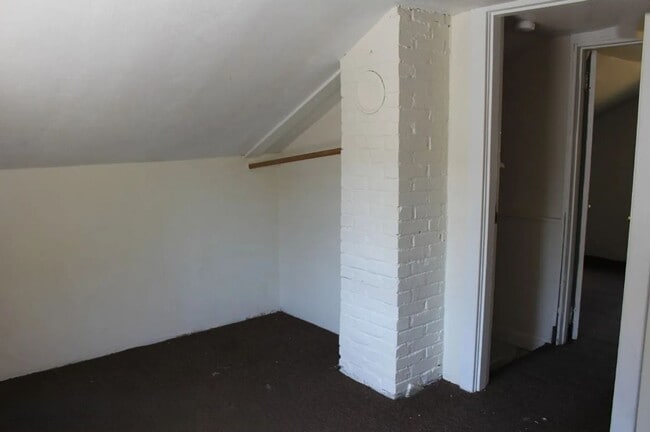 Photo - $2,000 gift card & $1000 of the security deposit with signed lease!!