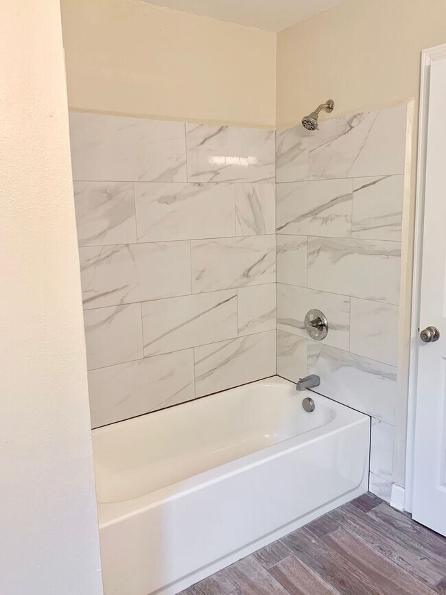 Photo - For Rent - 3 Bedroom 1.5 Bath in Valley View!