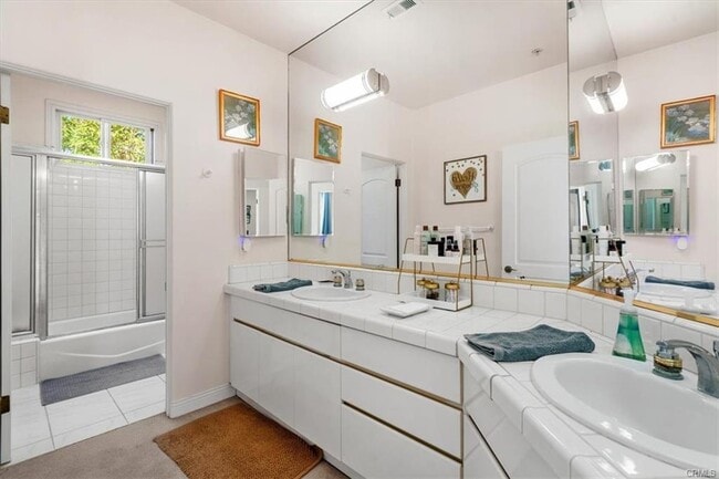 Photo - 723 S Broadway