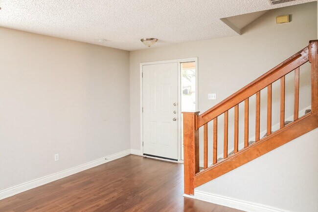 Photo - 1521 Lincolnshire Way