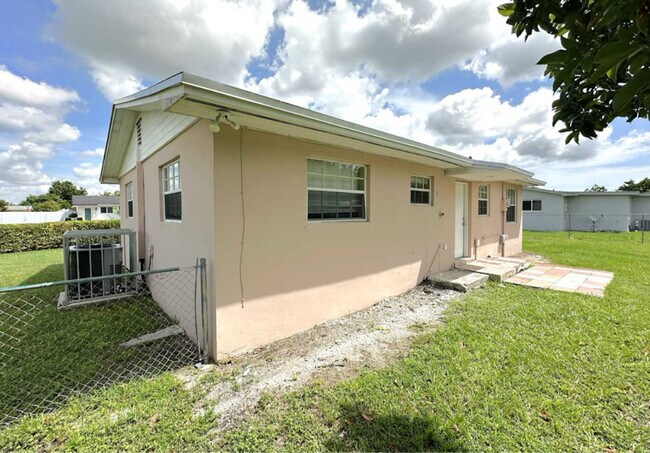 Building Photo - 11520 SW 193rd St Rental