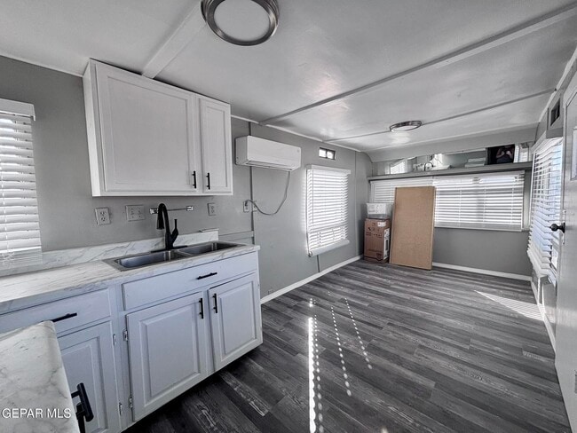 Photo - 8335 Roseway Dr