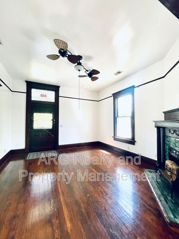 Photo - 487 Boulevard SE