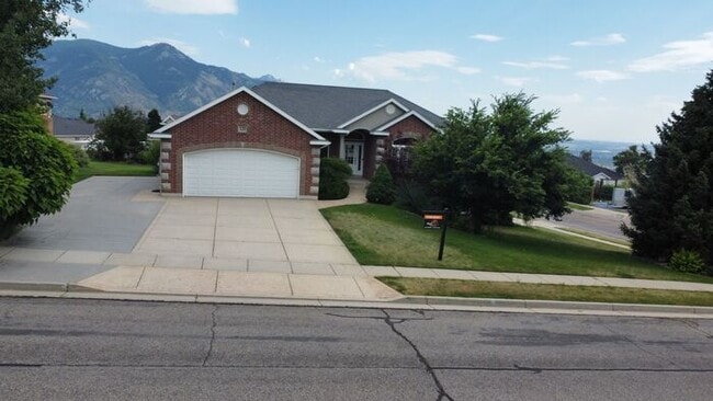 5 bdrm 3bth Home 3 Car Garage Some utiliti... - 5 bdrm 3bth Home 3 Car Garage Some utiliti...