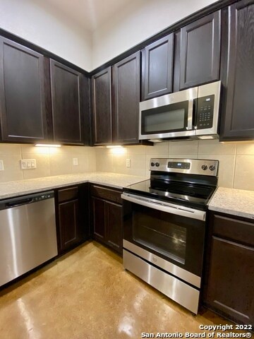 Photo - 1102 Burek Cross