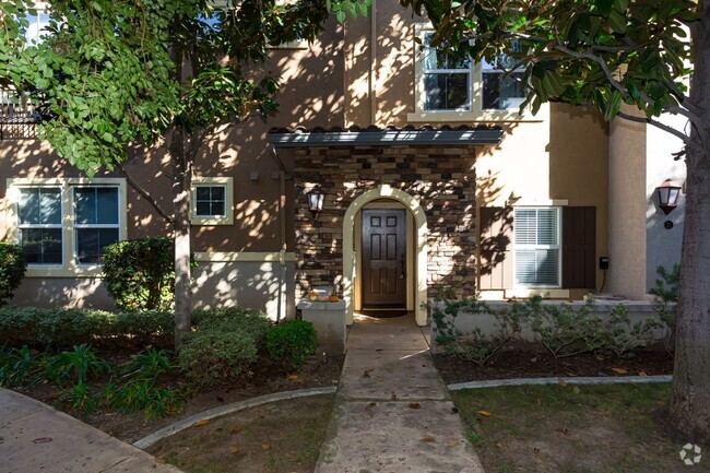 Building Photo - Beautiful Tri-level Townhome!